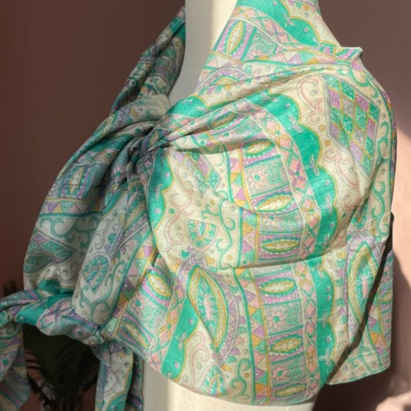 Handmade vintage pastel mint silk scarf - Picture 4 of 10